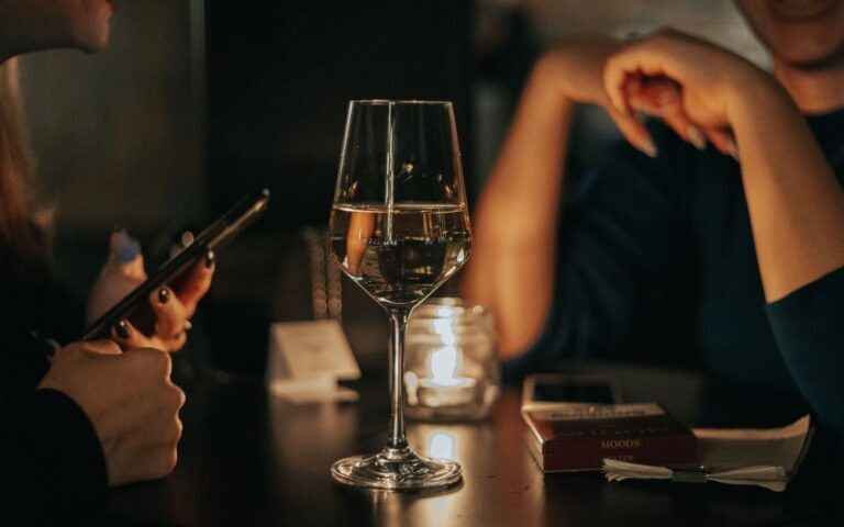 découvrez nos astuces et solutions efficaces pour garder votre vin parfaitement frais, que ce soit pour une soirée entre amis ou un repas gastronomique.