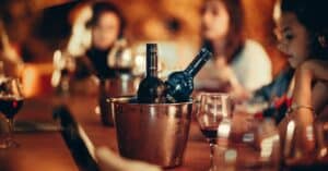astuce pour rafraîchir rapidement votre vin et savourer une bouteille parfaitement tempérée à tout moment.