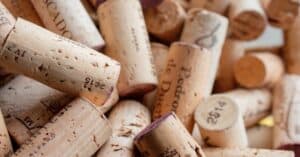 découvrez comment recycler les bouchons de vin de manière écologique et créative pour préserver l'environnement.