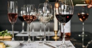 découvrez l'art de la dégustation de vin : apprenez à reconnaître les arômes, les saveurs et les techniques pour apprécier pleinement chaque verre.