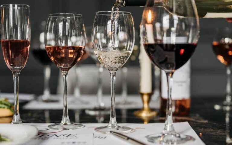 découvrez l'art de la dégustation de vin : apprenez à reconnaître les arômes, les saveurs et les techniques pour apprécier pleinement chaque verre.