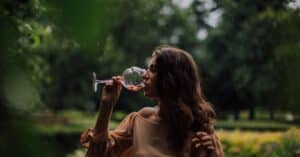 découvrez le phénomène des "wine tears" ou larmes de vin, une curiosité visuelle qui révèle des informations sur la composition et la qualité du vin.