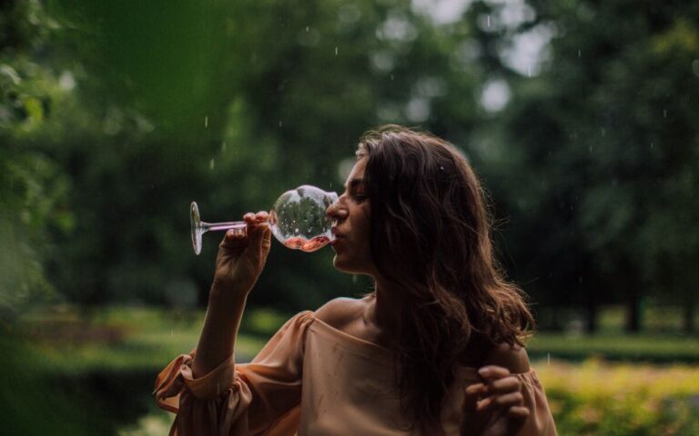 découvrez le phénomène des "wine tears" ou larmes de vin, une curiosité visuelle qui révèle des informations sur la composition et la qualité du vin.