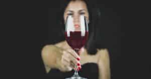 découvrez les raisons du recul de la consommation de vin rouge et les nouvelles tendances qui transforment les habitudes des consommateurs.