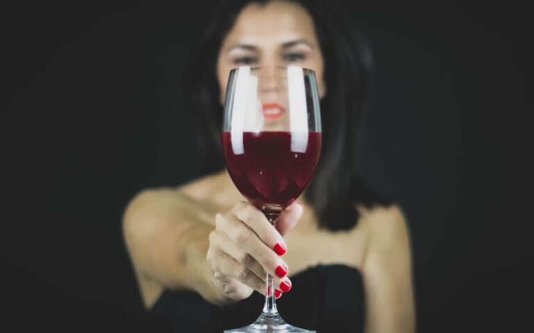 découvrez les raisons du recul de la consommation de vin rouge et les nouvelles tendances qui transforment les habitudes des consommateurs.