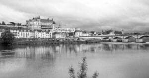 découvrez les vins blancs de la loire, réputés pour leur fraîcheur, leurs arômes fruités et leur élégance unique. parfaits pour accompagner vos repas et moments de convivialité.
