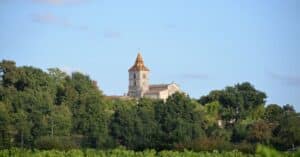 découvrez les vins raffinés de saint-émilion, une région viticole prestigieuse réputée pour ses crus classés et ses saveurs uniques.
