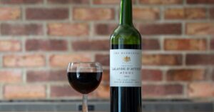 découvrez les vins de savoie, une région française réputée pour ses vins blancs frais et aromatiques, ainsi que ses rouges légers et élégants. parfait pour accompagner vos repas montagnards.