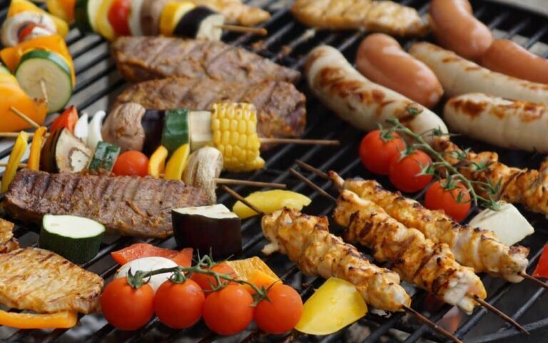 découvrez une délicieuse sauce tomate aux saucisses, généreuse et facile à préparer, idéale pour accompagner vos pâtes ou vos plats préférés.