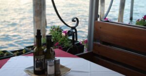découvrez tout sur le vinaigre : ses types, utilisations culinaires, bienfaits pour la santé et astuces pratiques pour la maison.