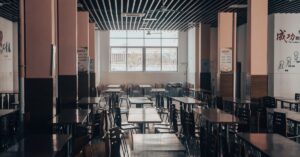 découvrez les pratiques et débats autour de la présence de vin dans les cantines scolaires françaises, entre tradition culturelle et enjeux de santé publique.