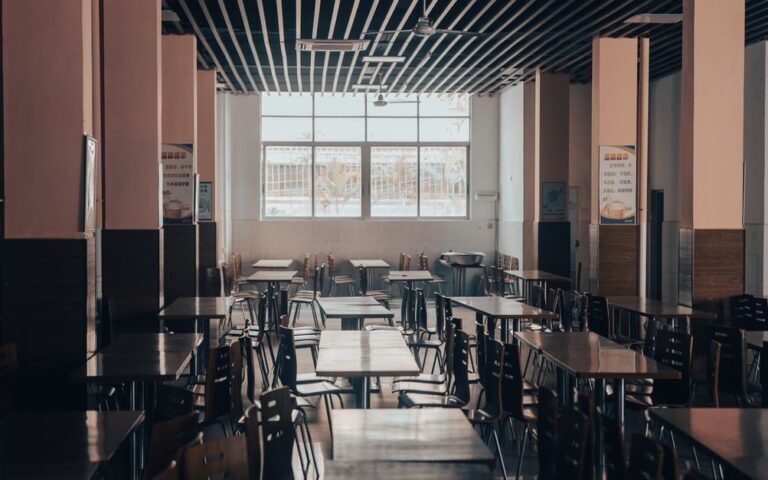 découvrez les pratiques et débats autour de la présence de vin dans les cantines scolaires françaises, entre tradition culturelle et enjeux de santé publique.