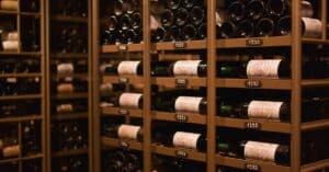 découvrez les meilleures méthodes de conservation du vin pour préserver ses arômes et sa qualité, que ce soit après ouverture ou pour un stockage longue durée.