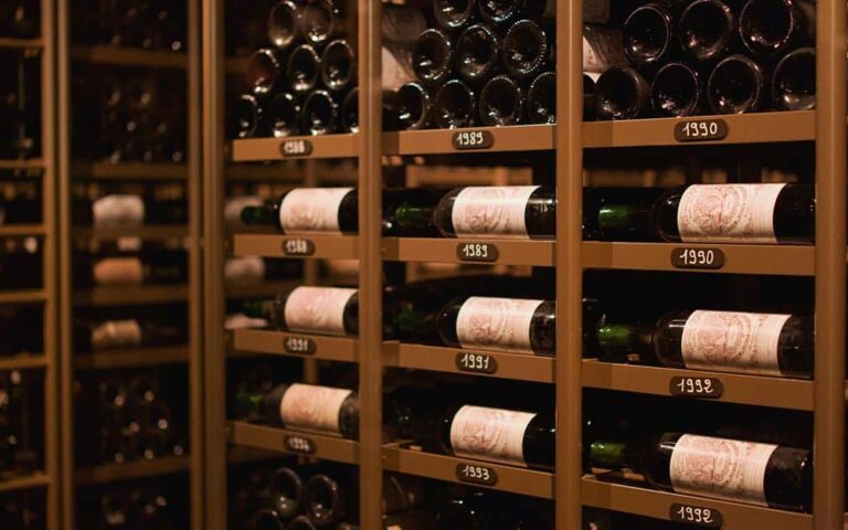 découvrez les meilleures méthodes de conservation du vin pour préserver ses arômes et sa qualité, que ce soit après ouverture ou pour un stockage longue durée.