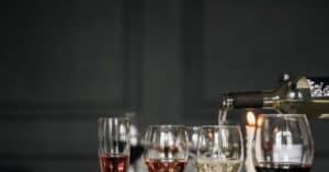 découvrez le vocabulaire essentiel pour une dégustation de vin réussie. apprenez les termes clés et expressions en français pour mieux apprécier et décrire vos expériences œnologiques.