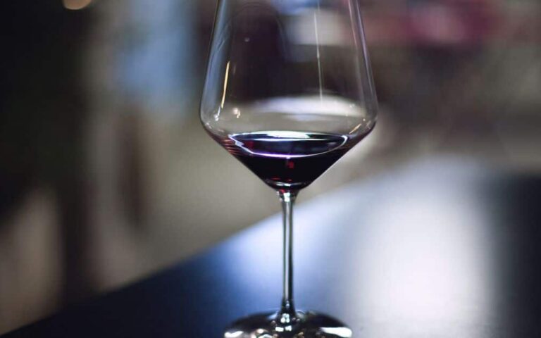 découvrez un vin rouge primé, apprécié pour ses arômes riches et son équilibre raffiné. idéal pour accompagner vos repas et vos moments d’exception.