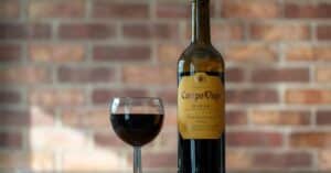 découvrez un vin rouge primé, apprécié pour sa qualité et son caractère. explorez ses arômes et trouvez le compagnon idéal de vos repas.