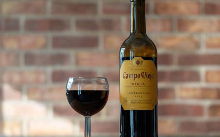 découvrez un vin rouge primé, apprécié pour sa qualité et son caractère. explorez ses arômes et trouvez le compagnon idéal de vos repas.