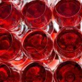 découvrez le beaujolais nouveau, le vin primeur emblématique aux arômes fruités, célébré chaque année en novembre.