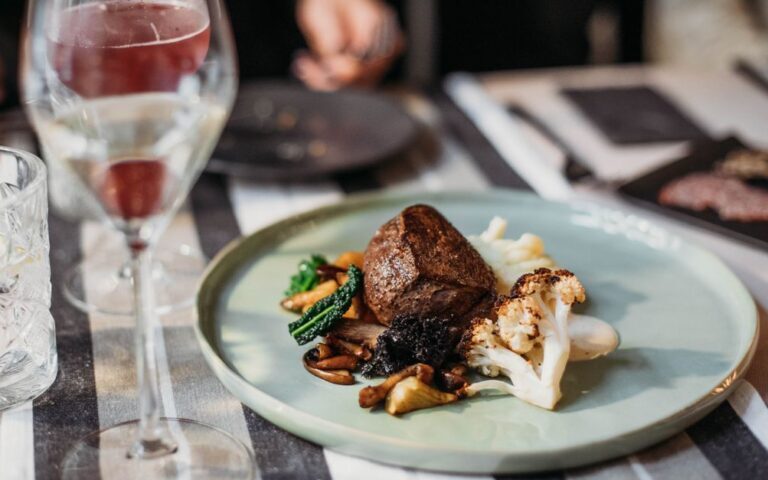 découvrez les meilleurs accords mets-vins pour le bœuf bourguignon : vins rouges de bourgogne, cépages à privilégier et conseils de dégustation.