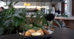 explorez l’accord entre le pain et le vin : saveurs, textures et conseils pour créer des associations gourmandes et sublimer chaque dégustation.