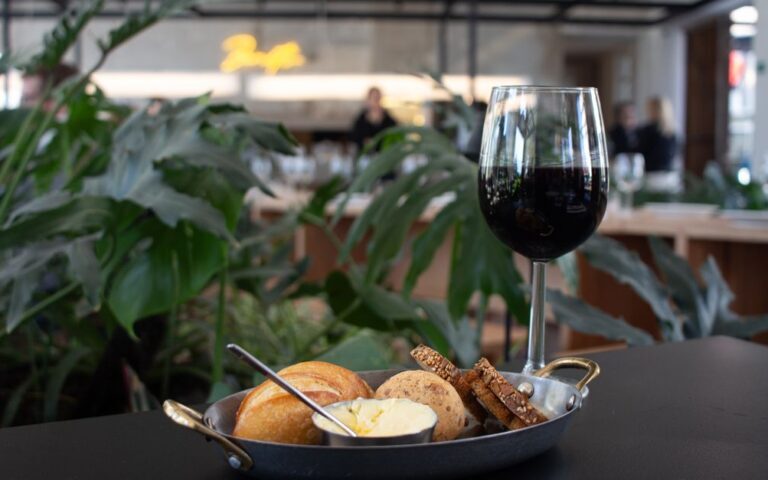 explorez l’accord entre le pain et le vin : saveurs, textures et conseils pour créer des associations gourmandes et sublimer chaque dégustation.