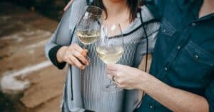 découvrez les vins blancs de bourgogne : des chardonnay élégants aux arômes de fruits, de fleurs et de minéralité, parfaits pour accompagner vos repas.