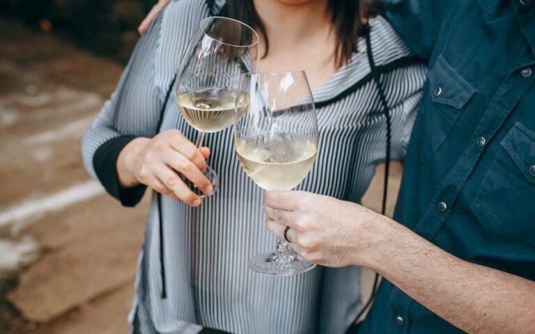 découvrez les vins blancs de bourgogne : des chardonnay élégants aux arômes de fruits, de fleurs et de minéralité, parfaits pour accompagner vos repas.