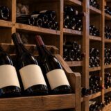 Bouteilles de vin dans une cave, illustration générée
