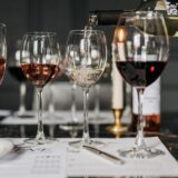 Ce geste de dégustation que beaucoup d'amateurs oublient et qui change tout dans le verre
