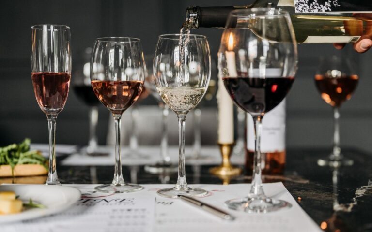 Ce geste de dégustation que beaucoup d'amateurs oublient et qui change tout dans le verre