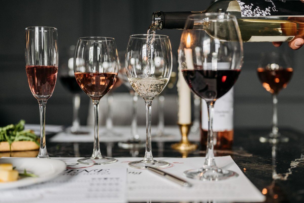 Ce geste de dégustation que beaucoup d'amateurs oublient et qui change tout dans le verre