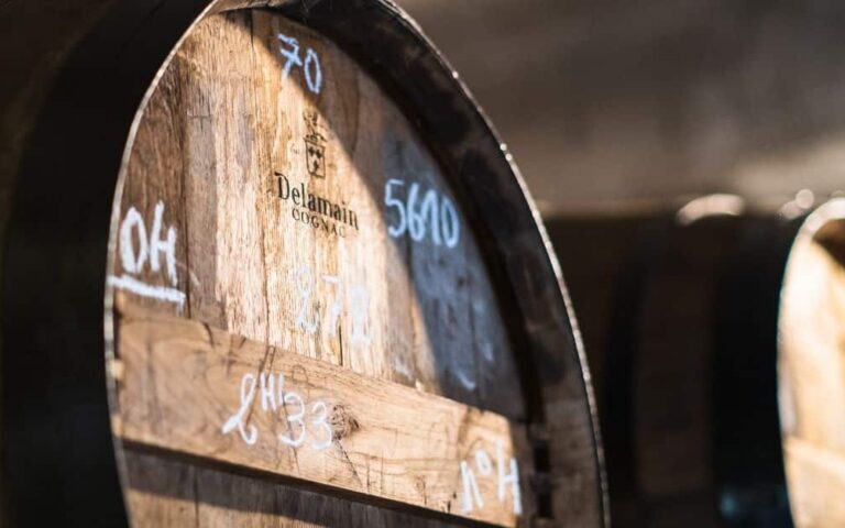 découvrez les vins de châteaumeillant, leurs rouges fruités et leurs rosés délicats, reflets du terroir et du savoir-faire viticole du berry.