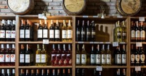 découvrez les causes de la baisse de la consommation de vin, ses tendances récentes et ses conséquences pour les producteurs et le marché.