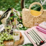 découvrez de jolis prénoms pour bébé inspirés du vin français, entre noms de cépages, de régions viticoles et de traditions.