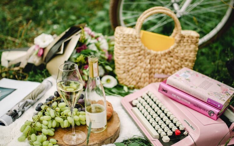 découvrez de jolis prénoms pour bébé inspirés du vin français, entre noms de cépages, de régions viticoles et de traditions.
