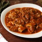 découvrez le ragoût d’agneau grec, mijoté avec des herbes méditerranéennes pour un plat généreux, savoureux et réconfortant.