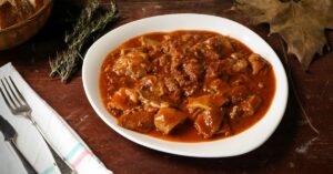 découvrez le ragoût d’agneau grec, mijoté avec des herbes méditerranéennes pour un plat généreux, savoureux et réconfortant.