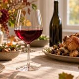 Verre de vin rouge et volaille sur une table automnale