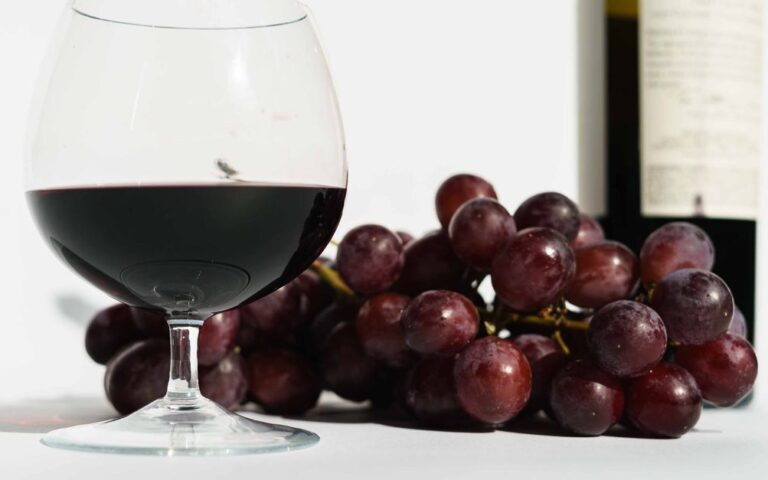 découvrez le vin rouge libanais, riche en caractère et en saveurs, idéal pour accompagner vos repas et partager un moment convivial.