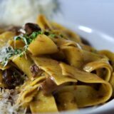 découvrez une délicieuse recette de pâtes aux champignons, crémeuse et facile à préparer, idéale pour un repas savoureux et réconfortant.
