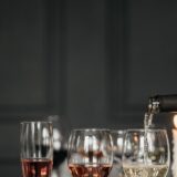 découvrez une nouvelle expérience de dégustation de vin et explorez des arômes uniques dans une ambiance conviviale.