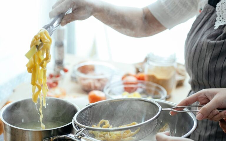 découvrez la recette de pâtes de philippe etchebest et ses conseils de chef pour préparer un plat savoureux, simple et convivial.