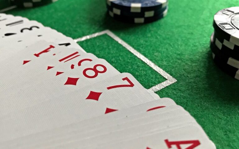 découvrez l’univers du poker : règles, stratégies et conseils pour améliorer votre jeu et profiter pleinement de chaque partie.