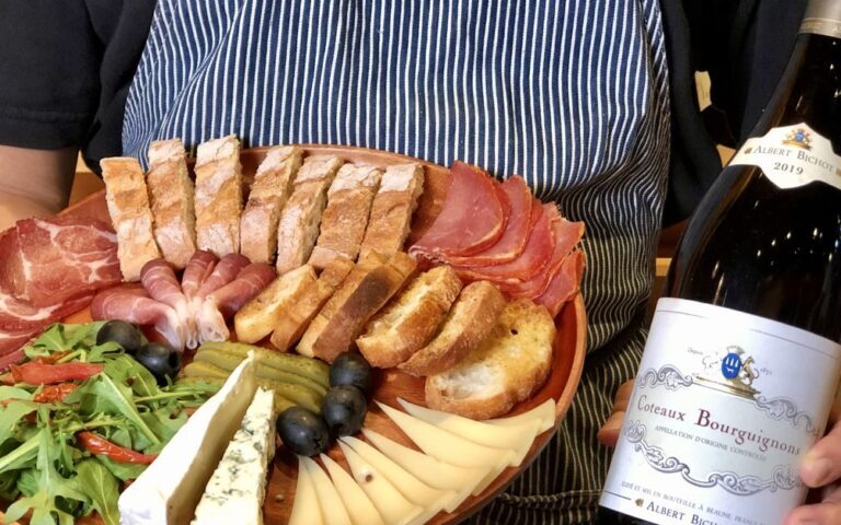découvrez quels vins choisir pour accompagner une raclette : accords savoureux, conseils pratiques et idées pour sublimer votre repas.