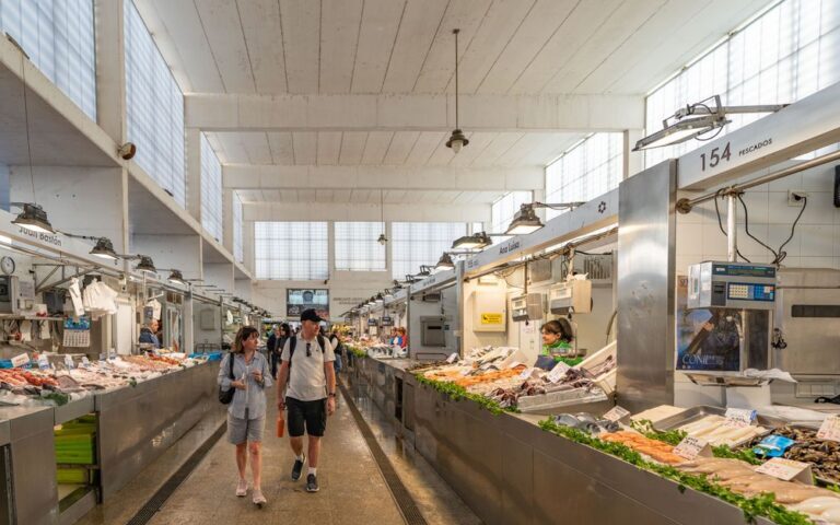 découvrez les halles de saint-denis-d’anjou, leur architecture remarquable et leur place au cœur de la vie locale.