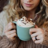 savourez un chocolat chaud onctueux relevé d’épices pour une pause réconfortante et pleine de saveurs.