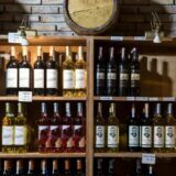 découvrez l’univers du vin : conseils de dégustation, cépages, terroirs et accords mets-vins pour choisir la bouteille idéale.