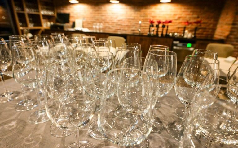 découvrez notre vente aux enchères de vins : grands crus, bouteilles rares et millésimes d’exception pour enrichir votre cave ou faire plaisir.