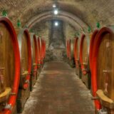 découvrez les tonneaux de vin, leur fabrication et leur rôle dans l’élevage des grands crus.
